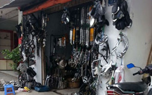 Cận cảnh khu chợ “luộc” đồ xe máy nổi tiếng nhất Sài thành