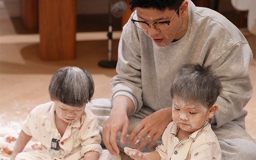 BTV VTV 'cháy kịch bản', gặp sự cố bếp núc khi một mình trông cặp song sinh