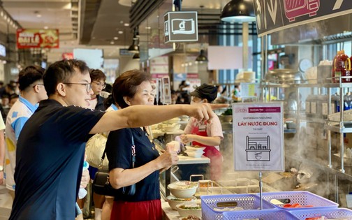 Hàng ăn, quán nước chật kín khách xếp hàng dịp nghỉ lễ 30/4 – 1/5/2026