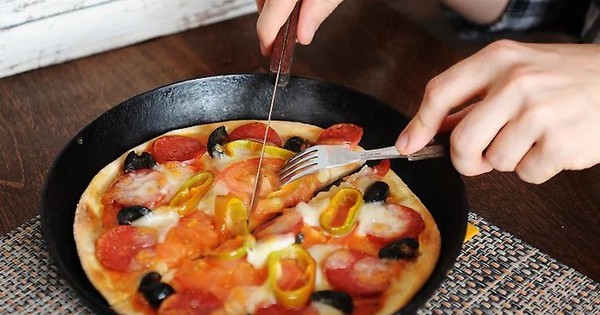 99% không biết cách ăn pizza chuẩn, rất dễ 'bị quê' giữa chốn đông người nếu bạn không biết điều này