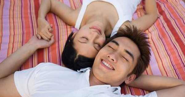 Hai lần vào khách sạn, bạn trai chỉ ôm tôi ngủ