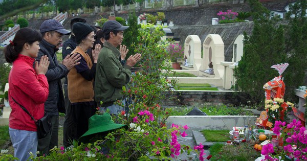 Thắp hương thể hiện lòng thành kính với ông bà, tổ tiên