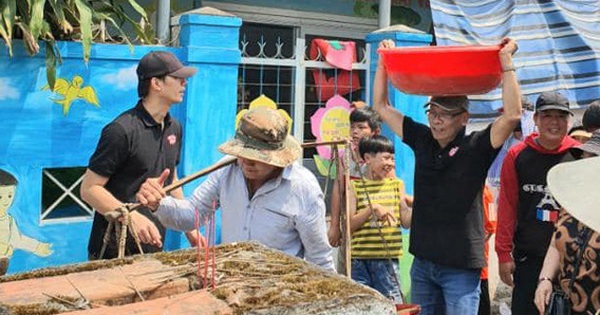 MC Lại Văn Sâm tuổi 64: Đi dép tổ ong, đội chậu muối giúp bà con vùng quê nghèo