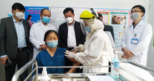 Thứ trưởng Bộ Y Tế Đỗ Xuân Tuyên kiểm tra công tác tiêm vaccine COVID-19 tại Quảng Ninh