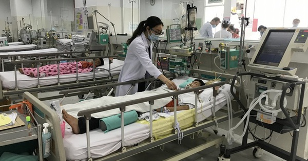 Chơi bóng đá, bé trai bị dập phổi nguy kịch