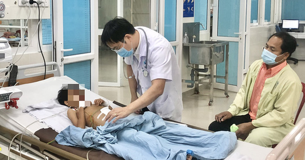Cứu sống bé 9 tuổi ăn đầy “giẻ rách” trong bụng