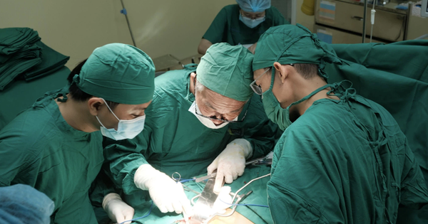 Sửa điện, người đàn ông rơi từ cột điện cao 5 mét xuống đất nguy kịch