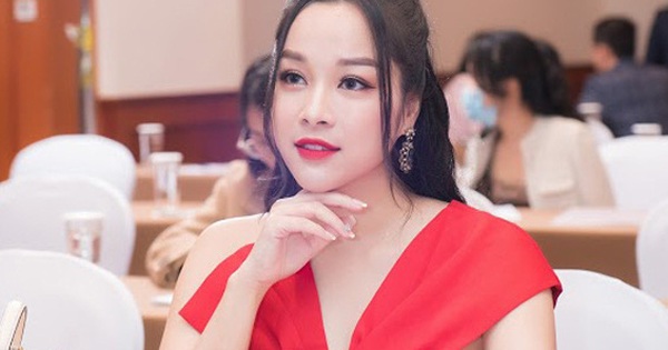 Gương mặt nuột nà không góc chết ở tuổi 39 của “Vàng Anh” Minh Hương