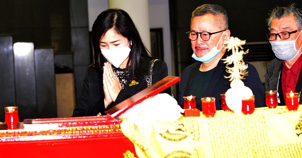 Nghệ sĩ Nhà hát Kịch Hà Nội nghẹn lòng tiễn đưa NSND Trần Hạnh