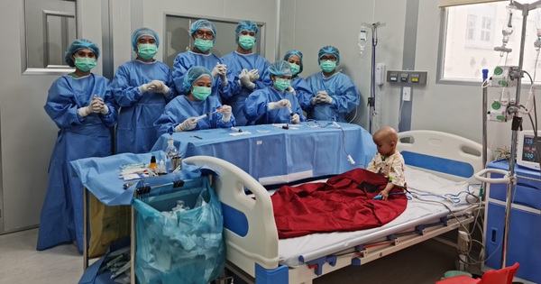 Bệnh nhi đầu tiên ở Việt Nam bị u nguyên bào võng mạc được ghép tế bào gốc thành công