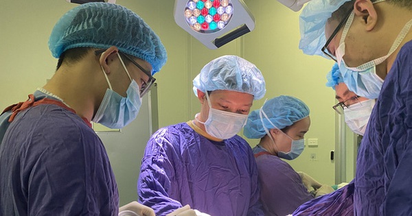 Người phụ nữ nằm suốt 30 năm bỗng đi lại bình thường sau ca phẫu thuật