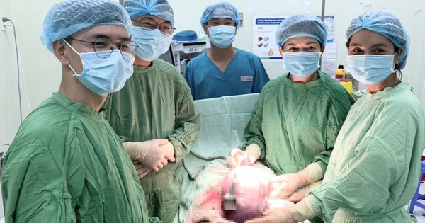 Sản phụ mang khối u buồng trứng nặng gấp đôi bào thai