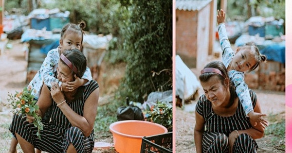 Khoảnh khắc ‘người mẹ khờ’ chăm con gái khiến người xem rơi nước mắt