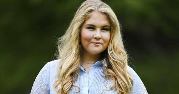 Uch kishi bir vaqtda kampirni sikishadi