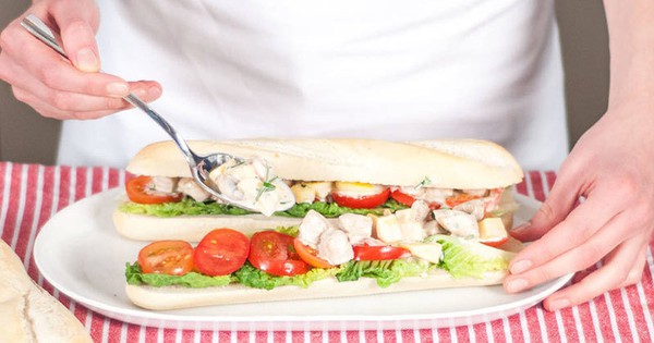 Làm bánh mì kẹp salad gà cho bữa sáng