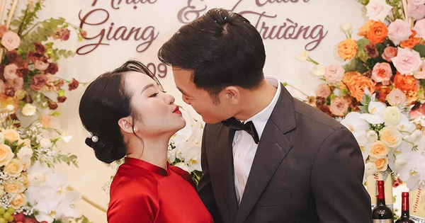 Xuân Trường và vợ liên tục hôn nhau trong lễ ăn hỏi