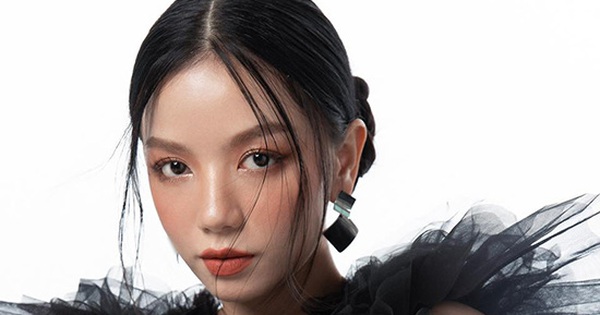 Lê Hạ Anh cứ đóng cảnh tình cảm là đờ ra