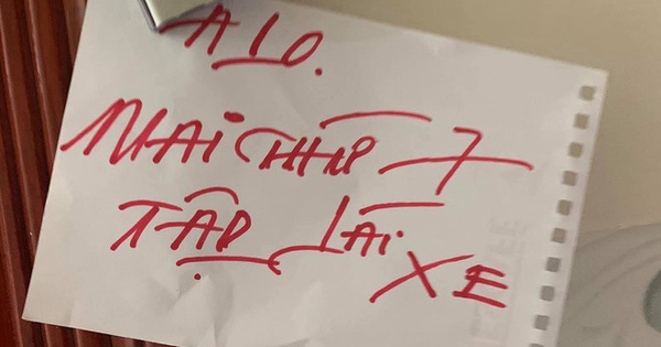 Những mảnh giấy dán trên tường, cầu thang của bà ngoại và mẹ khiến cô gái xúc động: Nội dung quá đặc biệt