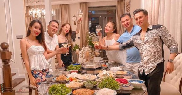 Quỳnh Nga đăng ảnh hội ngộ nhóm bạn thân tại nhà Vân Hugo, cao hứng tiết lộ luôn tên của chồng bạn