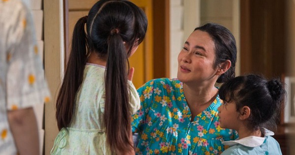 Trưa nắng như đổ lửa, mẹ tôi mặc quần ống thấp ống cao đi thăm con cháu, nhìn món đồ bà khệ nệ mang mà tôi rơi nước mắt