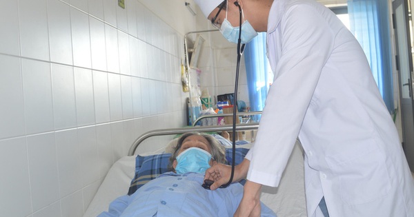 Vất vả cứu sống cụ bà 78 tuổi bất ngờ tím tái toàn thân