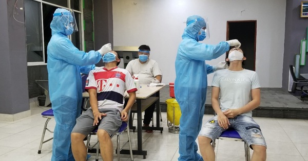 Những “bông hồng thép” giữa chiến tuyến chống dịch
