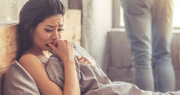 Con ốm, chồng vẫn thỏa thuê đàn đúm bạn bè, đến khi đọc nội dung tờ giấy trên tay, anh ta suy sụp, xin xỏ nhưng đã muộn!