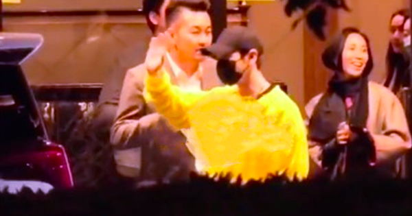 Angela Baby vừa tiết lộ bị Lưu Gia Linh ‘ngó lơ’, cánh săn ảnh lại tóm được Huỳnh Hiểu Minh thân thiết đi ăn tối cùng bà xã Lương Triều Vỹ