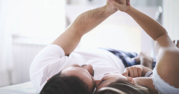 Nụ hôn trước giờ đi làm và cái nắm tay trước giờ đi ngủ