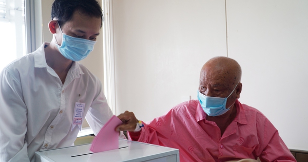 Bệnh nhân được bỏ phiếu ngay trên giường bệnh