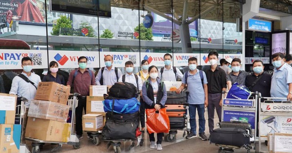 Hình ảnh 13 y bác sĩ tinh nhuệ của Bệnh viện Chợ Rẫy lên đường đến “điểm nóng” Bắc Giang
