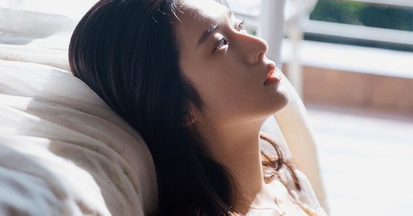 Tái hôn, chồng mang thiệp cưới tới mời vợ cũ, nhưng vừa nhìn thấy người đàn ông ngồi bên cạnh cô, anh tái mặt về thẳng