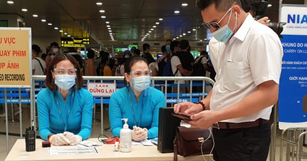 Sau nghỉ lễ, người dân trở lại Hà Nội đồng loạt khai báo y tế