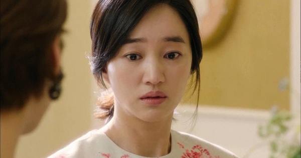 Cả nhà đi nghỉ lễ, mẹ chồng thất kinh khi phát hiện 2 người đàn ông trong phòng khách sạn với con dâu