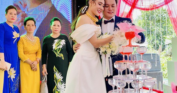 Đám cưới Hồ Bích Trâm ở Quảng Ngãi: Hé lộ chân dung chú rể, đeo vàng nặng cả cổ, lên tiếng chuyện đãi tiệc giữa mùa dịch