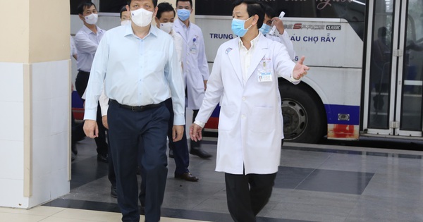 Bộ trưởng Bộ Y tế thăm và động viên tinh thần y bác sĩ Bệnh viện Chợ Rẫy