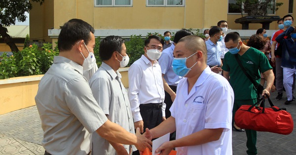 18 cán bộ y tế Hải Phòng cắt tóc gọn gàng lên đường chi viện Bắc Giang