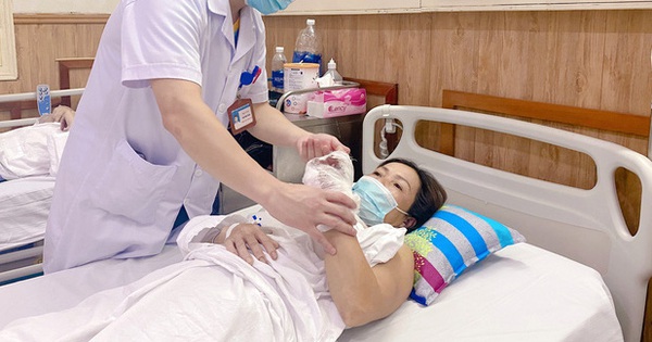 Người phụ nữ cùng máy xay thịt “nuốt” gần hết bàn tay đến bệnh viện