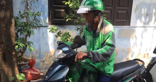 Cảm động câu chuyện bố ngày chạy grab, tối làm bảo vệ nuôi con ăn học