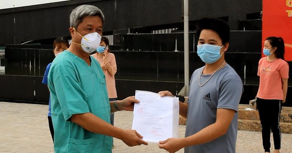 VIDEO: Thứ trưởng Bộ Y tế xúc động chúc mừng 21 bệnh nhân đầu tiên khỏi bệnh tại BV Dã chiến số 2