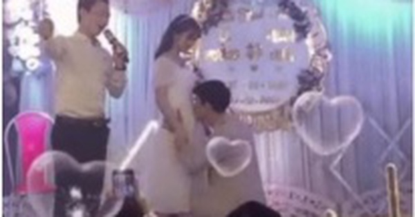 Khi được hỏi muốn hôn đâu, chú rể không ngần ngại quỳ gối làm điều bất ngờ
