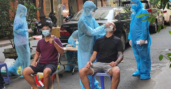 TP.HCM: Theo chân đội lấy mẫu xét nghiệm đến gõ cửa từng nhà