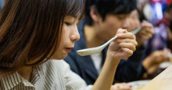 Bê cả bát bún lên húp nước, bị bạn trai chê thiếu văn hóa, đòi chia tay