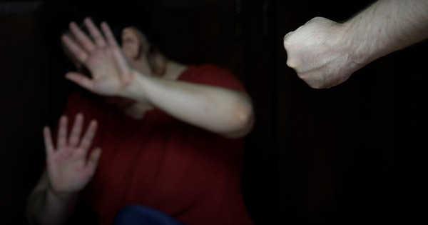 Đánh bạn gái rồi được thả chỉ nhờ viết bản kiểm điểm - Vimarsana News