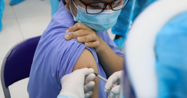 Chuyên gia lý giải vì sao mũi 1 tiêm vaccine AstraZeneca, mũi 2 lại Pfizer - Vimarsana News