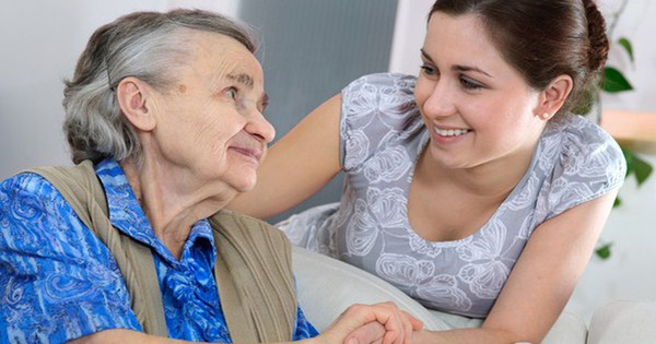 Chăm mẹ bị bệnh dễ lây hay chăm con dâu mới sinh cháu?