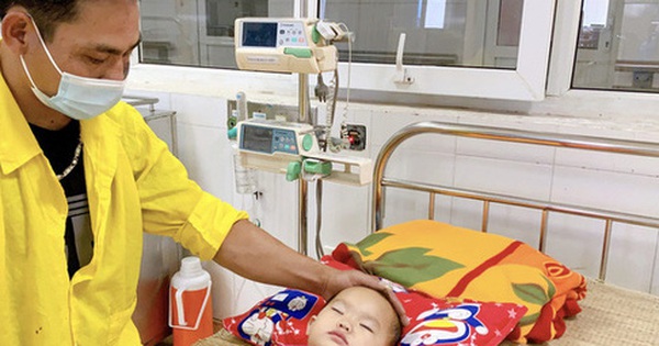 Mắc kẹt trong ô tô, chị ngất lịm, em gái 22 tháng tuổi ngưng thở