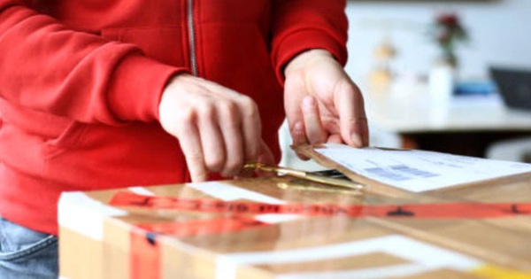 Yêu 2 tháng chưa hôn, mất toi 10 triệu tiền “nhận hàng online” cho bạn gái