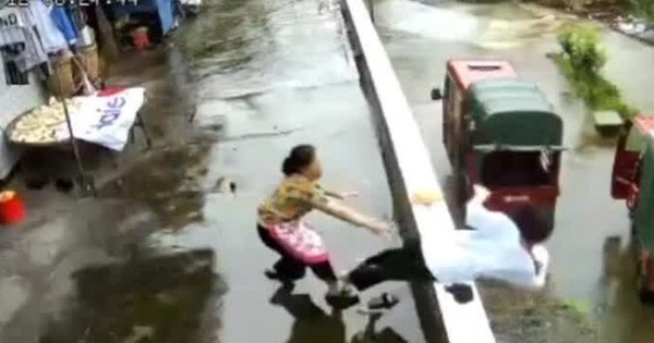 Bà nhanh tay cứu cháu khỏi ngã lộn cổ - Vimarsana News