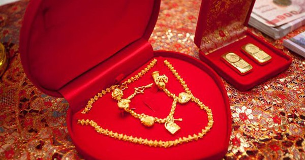 Nhà chồng tuyên bố tặng 10 cây vàng nhưng ra điều kiện cô dâu ‘đi cửa sau’, một tiếng đập bàn và lời tuyên bố từ nhà gái khiến ai cũng giật mình!
